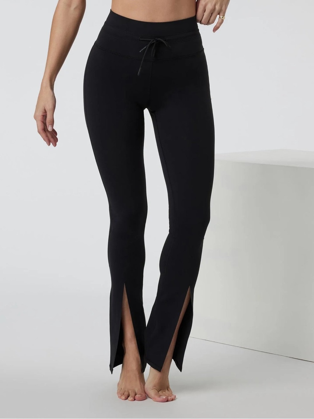 Vuori Daily Split Flare Leggings in Black NWOT ll Size Medium ll
